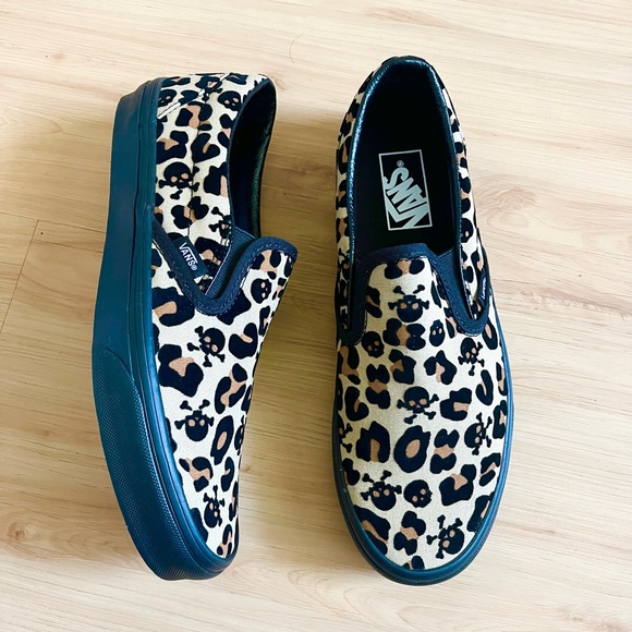 Vans Classic Slip-On Leopard Skull crossbones Women 8.5 US Mens 7.0US - Picture 3 of 11